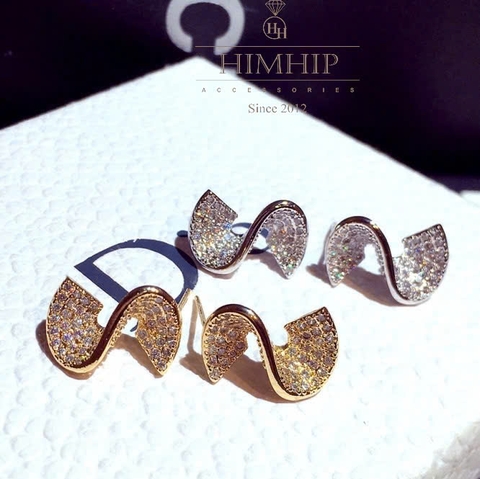 Khuyên Tai Nụ HimHip Mặt Xoắn Chữ S Sang Trọng HKCC Đính Phale 1.8x1.8cm