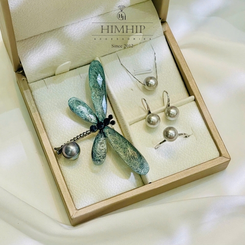 Set Quà Tết HimHip Yên Ngọc Thanh Đình (Dây Chuyền, Khuyên, Nhẫn Tinh Thể Trai 8Ly, Cài Áo Chuồn)