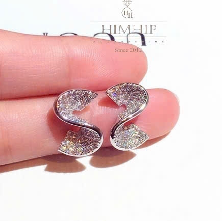 Khuyên Tai Nụ HimHip Mặt Xoắn Chữ S Sang Trọng HKCC Đính Phale 1.8x1.8cm
