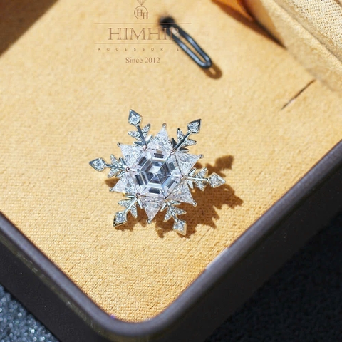 Trâm, Ghim Cài Áo HimHip HKCC Hoa Tuyết Nhỏ Phối Đá Phale Lục Giác 2.5*2.2cm