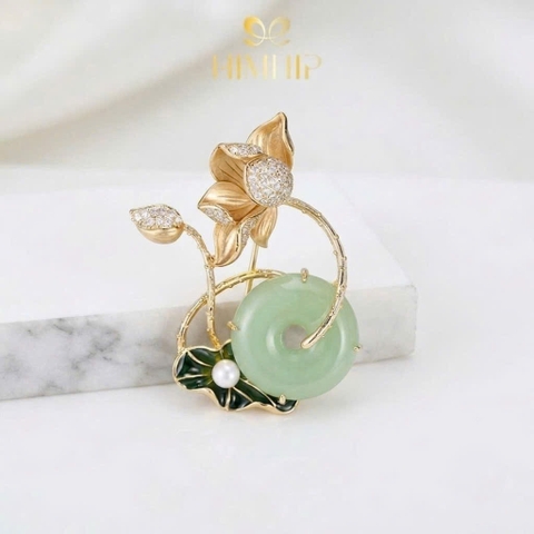 Trâm, Ghim Cài Áo HimHip HKCC Nguyệt Đầm Sen 4.5x2.7cm