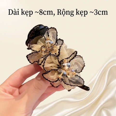 Kẹp Càng Cua HimHip Glass-filled Nylon Hoa Voan Viền Đen Gắn Nụ 3 Cánh 8x3cm