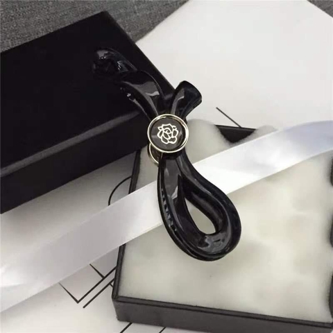 Kẹp Móc Dọc HimHip Composite Dáng Xoắn Hoa Trà Thanh Lịch 2.7x10.5cm