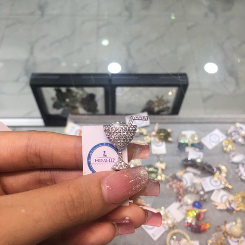 Pin Cài Áo HimHip Ly Rượu Thanh Lịch HKCC Đính Phale 1.8x2.3cm