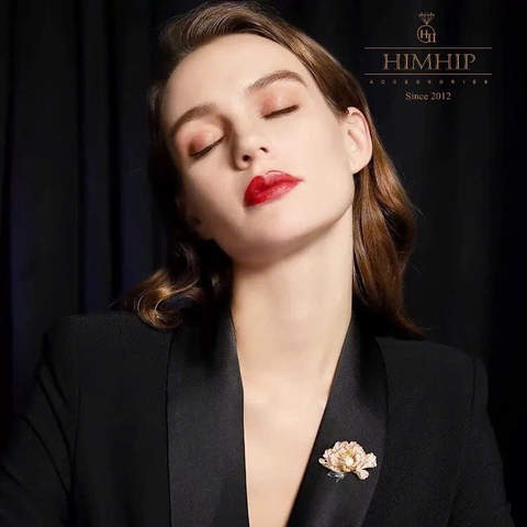 Trâm, Ghim Cài Áo HimHip HKCC Hoa Mẫu Đơn Phối Nụ Trai Thật 4*5.5cm