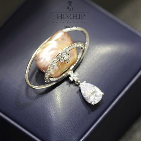 Trâm, Ghim Cài Áo Himhip Vũ Trụ Quý Phái HKCC Phối Trai Dị 4*4,5cm