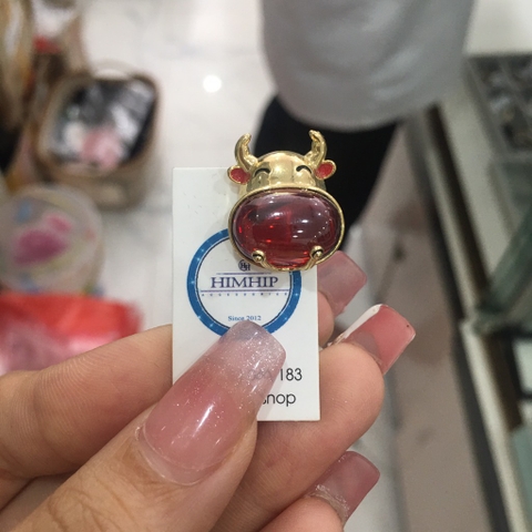 Pin Cài Áo HimHip Nam Nữ Chú Trâu Đỏ May Mắn HKCC Đính Phale 1cm