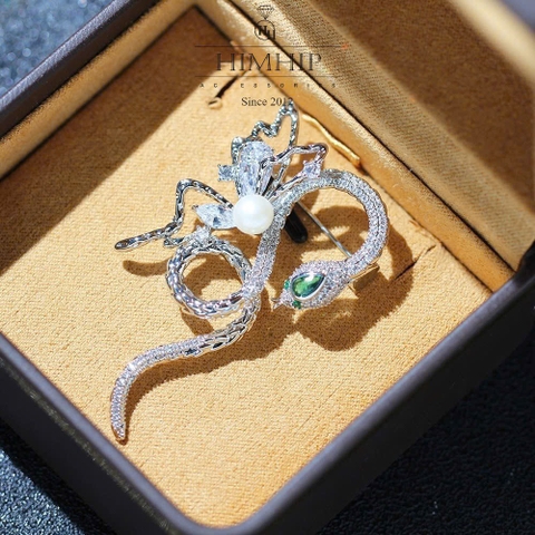 Trâm, Ghim Cài Áo Nam Nữ HimHip Rắn Mắt Xanh Phối Bướm Sang Trọng HKCC Mix Trai 3*5,5cm