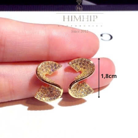 Khuyên Tai Nụ HimHip Mặt Xoắn Chữ S Sang Trọng HKCC Đính Phale 1.8x1.8cm