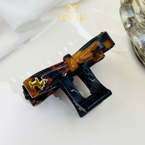Kẹp Càng Cua HimHip Composite Nơ Nâu Loang Gắn Charm Ngựa Nhỏ 12 Răng 7.7x4.5cm