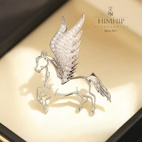 Trâm, Ghim Cài Áo HimHip HKCC Ngựa Tết Đính Hạt Phale 4.5*3.8cm