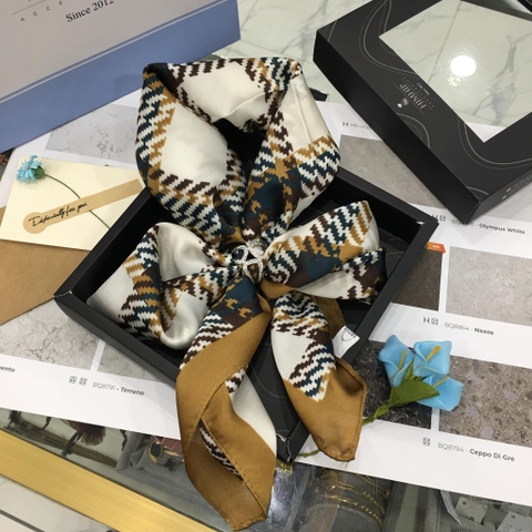 Set quà tặng khăn lụa vuông 70 kèm cài khăn