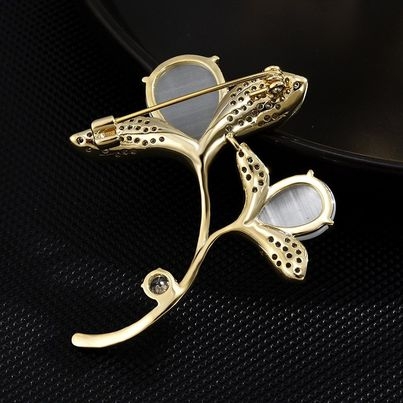 Trâm, Ghim Cài Áo HimHip Nhụy Hoa Đá Sang Trọng HKCC Đính Phale 4*5 cm