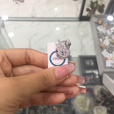 Pin Cài Áo HimHip Thiên Nga Đen Trắng Thanh Lịch HKCC Đính Phale 2*2,5cm