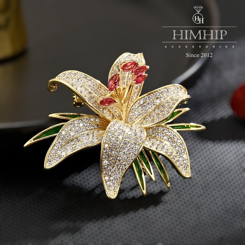 Trâm, Ghim Cài Áo HimHip Hoa Ly Thanh Lịch HKCC Đính Phale 3,5*5cm