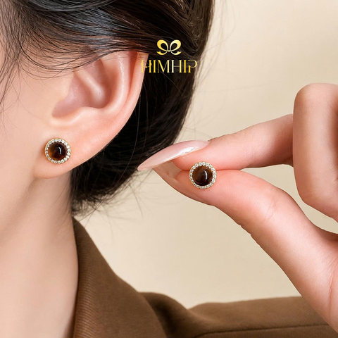 Khuyên Tai Nụ HimHip HKCC Đá Nâu Mắt Mèo Viền Phale 1cm