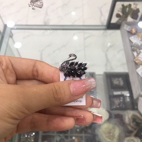Pin Cài Áo HimHip Thiên Nga Đen Trắng Thanh Lịch HKCC Đính Phale 2*2,5cm