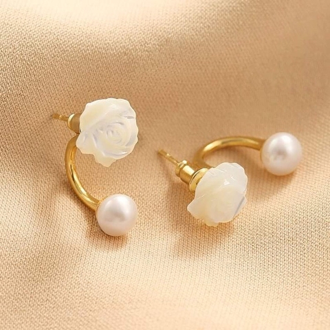 Khuyên tai hợp kim cao cấp chữ C ngọc trai thật mix hoa hồng trắng - 2.5cm