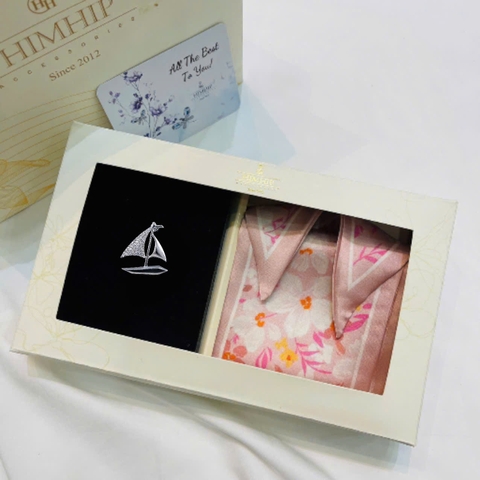 Set Quà HimHip 20/11 Khăn Lụa Tuban 95x10cm & Cài Áo Kèm Túi Hộp Thiệp - 1119