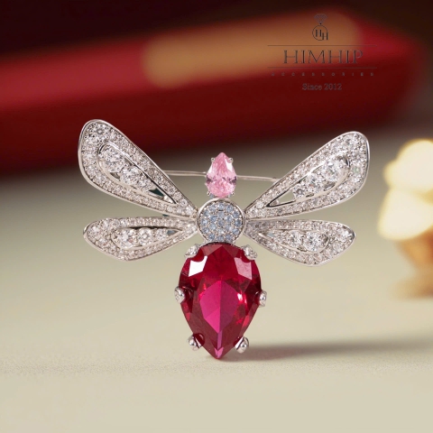 Trâm, Ghim Cài Áo HimHip HKCC Ong Phale Tứ Sắc 4.5x4cm