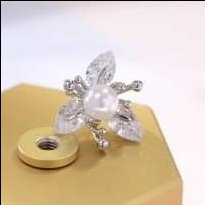 Pin cài cúc hoa trai 3 cánh đá nữ tính 1.3cm