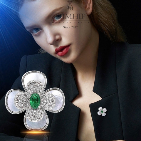 Trâm, Ghim Cài Áo Nhỏ HimHip Hoa Trà Khảm Trai Quý Phái HKCC Đính Phale Lục Bảo 2,5*2,5cm