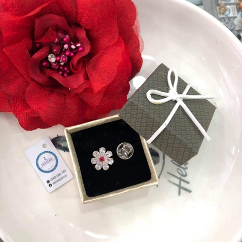 Pin Cài Áo HimHip Hoa Trắng Nụ đỏ Thanh Lịch HKCC Đính Phale 1.5cm