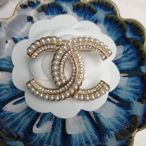 Trâm, Ghim Cài Áo HimHip Chữ X Trai Trắng  Sang Trọng HKCC Đính Phale 3.6x5cm