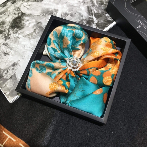 Set Quà Tặng Khăn Lụa Vuông Khổ 70 Kèm Cài Khăn - 186 (giá đã bao gồm túi hộp, không kèm thiệp)