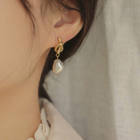 Khuyên Tai Ngắn HimHip Xoắn Vòng Vàng Sang Trọng HKCC Phối Hạt Trai Thật 3.2cm