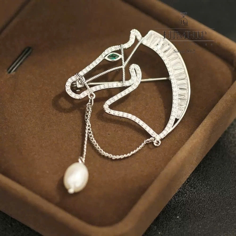 Trâm, Ghim Cài Áo HimHip HKCC Ngựa Tết Phale Phối Hạt Trai Thật 4.2*6.5cm