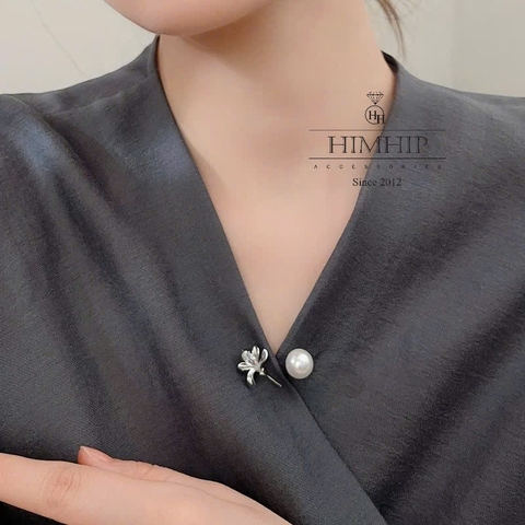 Trâm, Ghim Cài Xiên HimHip HKCC Hoa Ly Nhỏ Nụ Phale Phối Hạt Giả Trai 3.2*2cm