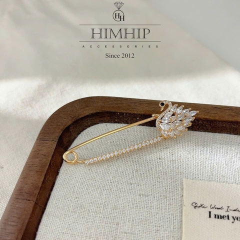 Trâm, Ghim Cài Áo Kim Băng HimHip HKCC Thiên Nga Phale 5.8*1.6cm