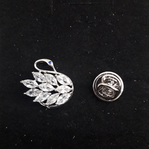 Pin Cài Áo HimHip Thiên Nga Đen Trắng Thanh Lịch HKCC Đính Phale 2*2,5cm
