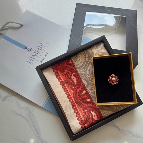 Set Quà Tặng Khăn Lụa Vuông Khổ 90 Kèm Cài Áo - 164 (giá đã bao gồm túi hộp, không kèm thiệp)