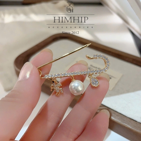 Trâm, Ghim Cài Áo Kim Băng HimHip HKCC Phối Charm Ngựa Phale Nhỏ Cùng Hạt Giả Trai 5.5*1.3cm