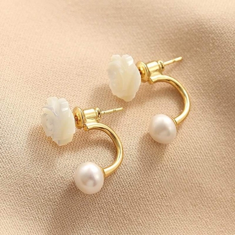 Khuyên tai hợp kim cao cấp chữ C ngọc trai thật mix hoa hồng trắng - 2.5cm