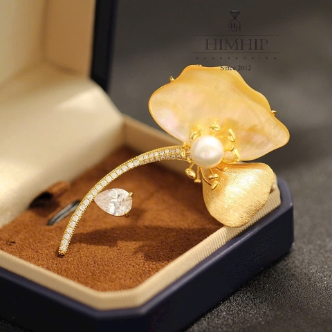 Trâm, Ghim Cài Áo HimHip HKCC Lá Ngân Hạnh Khảm Trai Phối Nụ Trai Thật 6.5*4.5cm
