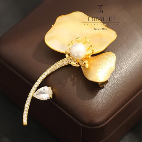 Trâm, Ghim Cài Áo HimHip HKCC Lá Ngân Hạnh Khảm Trai Phối Nụ Trai Thật 6.5*4.5cm