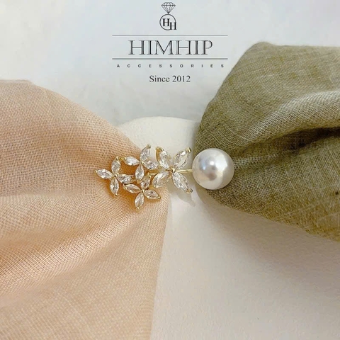 Trâm, Ghim Cài Xiên HimHip HKCC Chùm Hoa Nhỏ 4 Cánh Phối Hạt Giả Trai 3.8*1.5cm