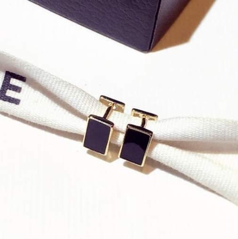 Khuyên Tai Nụ HimHip Mặt Vuông Đen Cổ Điển HKCC 0.5x1cm