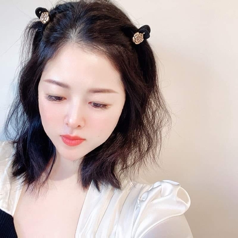 Kẹp Càng Cua Đính Charm Hoa Hồng Sang Trọng 2*4.5cm