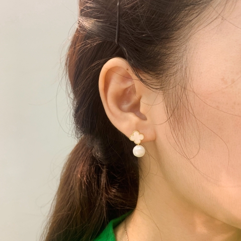 Khuyên Tai Hợp Kim Cao Cấp Hoa 4 Cánh Trắng Mix Ngọc Trai Thật Quý Phái 2cm