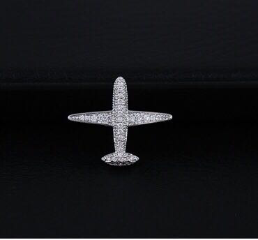 Pin Cài Áo HimHip Máy Bay Trắng Thanh Lịch HKCC Đính Phale 2x2.5cm