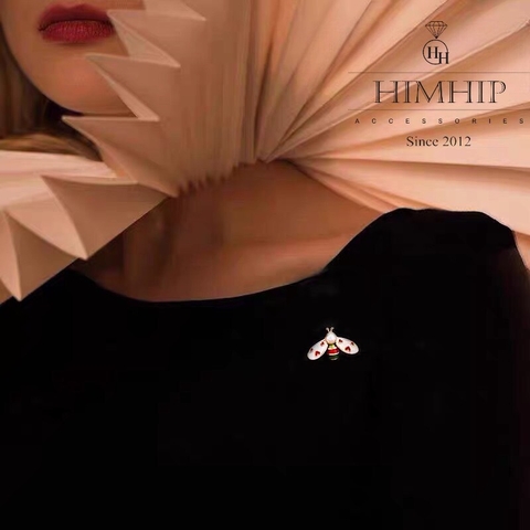 Pin Cài Áo HimHip Con Ong Hoạ Tiết Trái Tim Đáng Yêu HKCC Mix Trai 1,5*2,2cm