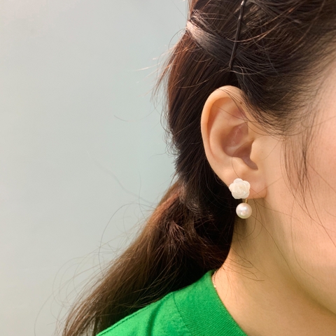 Khuyên tai hợp kim cao cấp chữ C ngọc trai thật mix hoa hồng trắng - 2.5cm