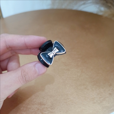 Kẹp Đỉnh HimHip Composite Nơ Đen Viền Trắng Thanh Lịch 8 Răng 2.7x2.2cm - loại 2