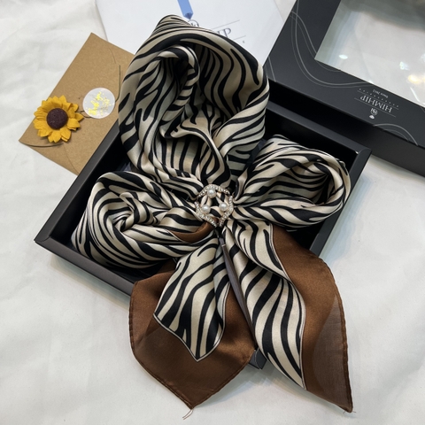 Set quà tặng khăn lụa vuông khổ 70 kèm cài khăn- 264 (combo đã kèm thiệp, giá bao gồm túi hộp)