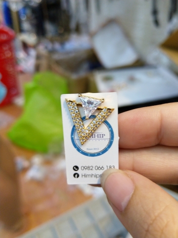 Pin Cài Áo HimHip Tam Giác Vàng Sang Trọng HKCC Đính Phale 2cm