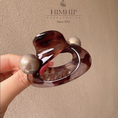 Kẹp Càng Cua HimHip Composite Đính Hạt Trai Tròn Hình Ốc Nữ Tính 4.7x5.2cm - Nâu Đậm
